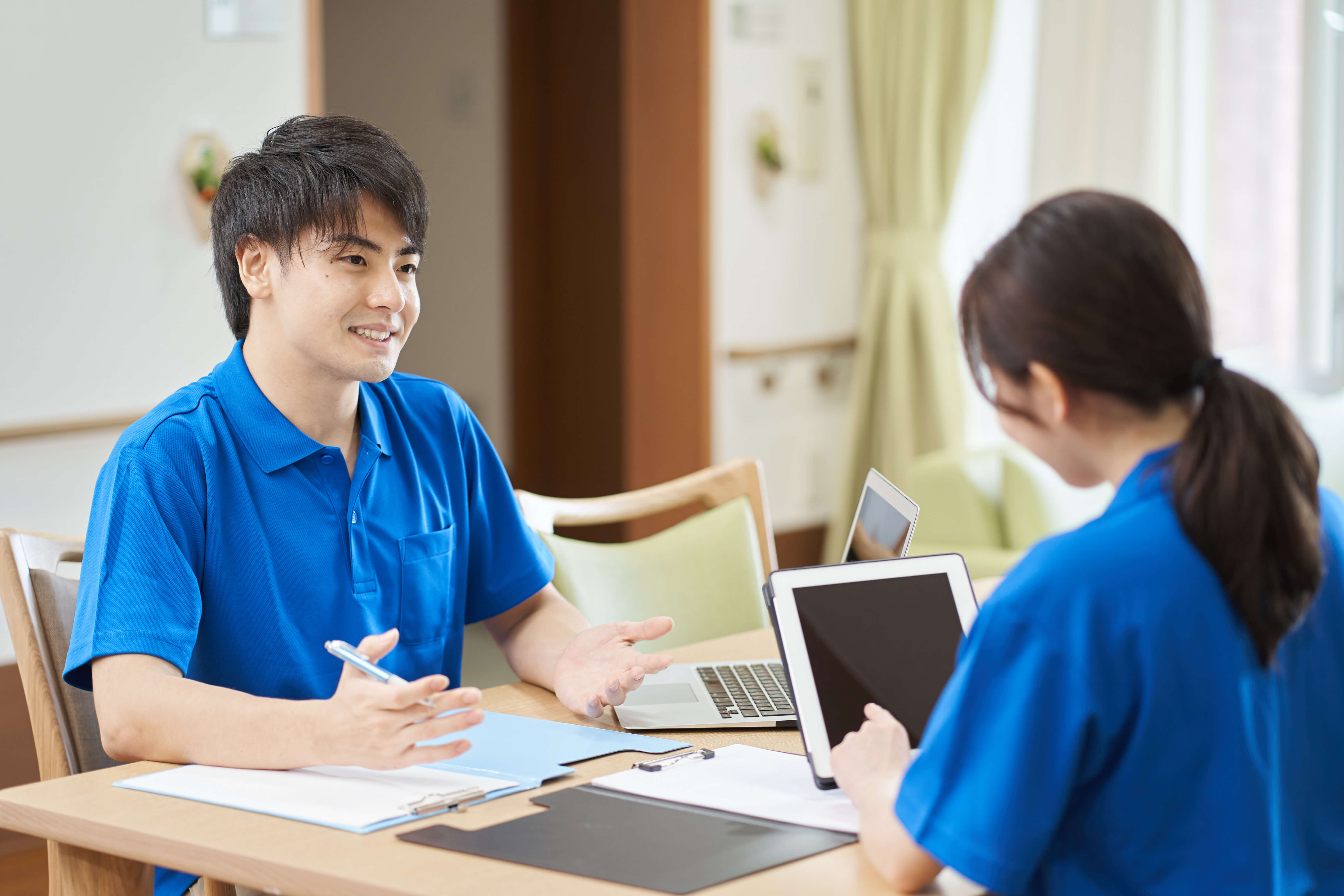 現場業務対応にモバイル端末を導入し訪問先から直行直帰できるように！